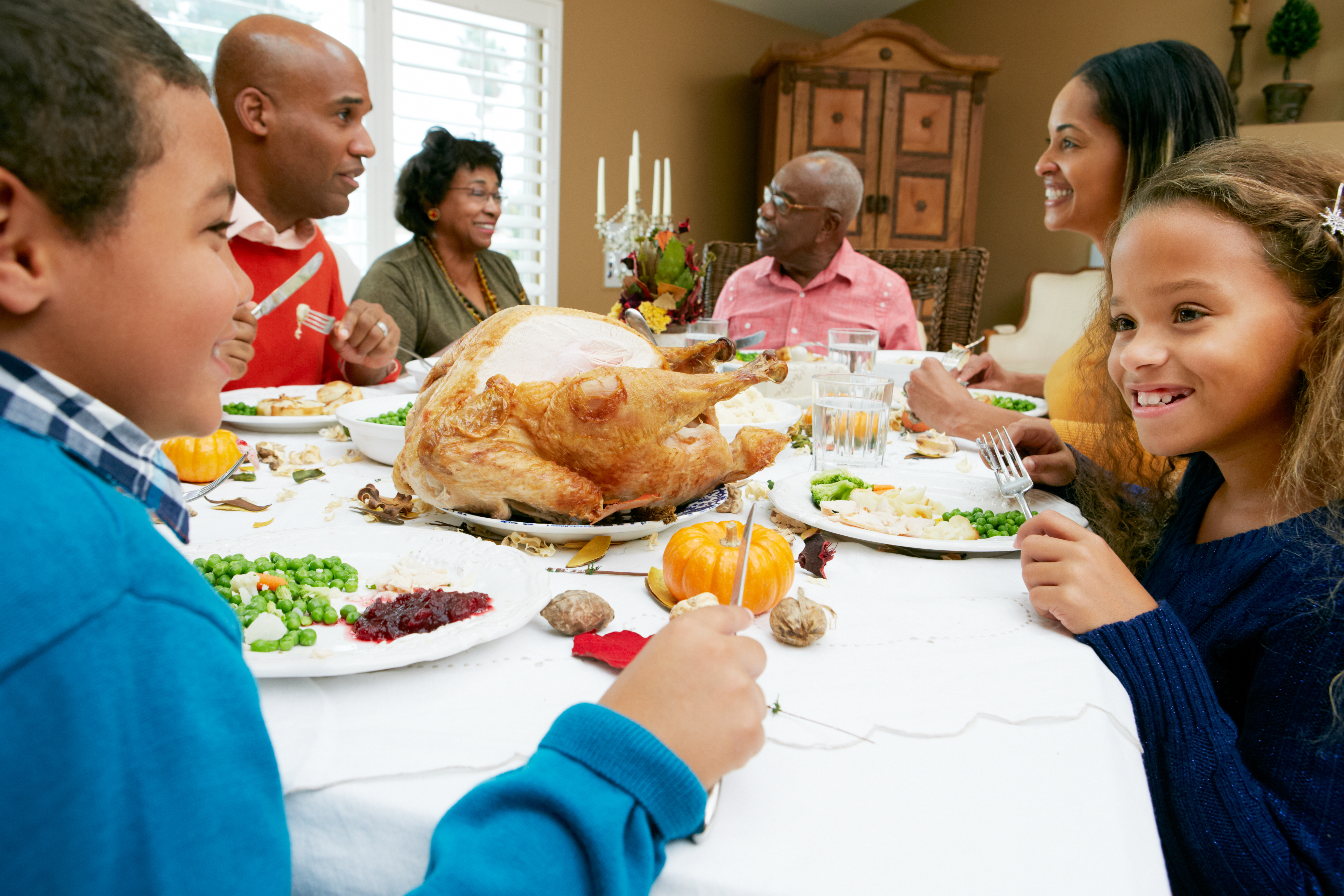 family around table for thanksgiving dinner